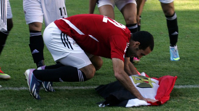 Mohamed Aboutrika sujud syukur berasalkan bendera Mesir.