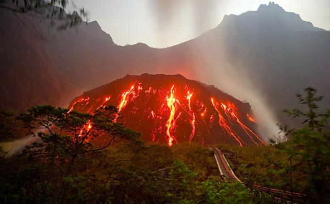 Kubah lava Gunung Kelud sebelum meletus. (sumber foto: tribunnews.com)